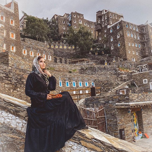  جولة أبها: لزيارة قرية رجال ألمع وكوخ العسل ومزرعة الفراولة وأكثر (حتى 5 أشخاص)