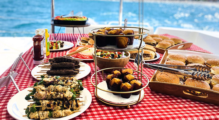 2-Hours Yacht Tour with Live BBQ & Drinks at Dubai Marina