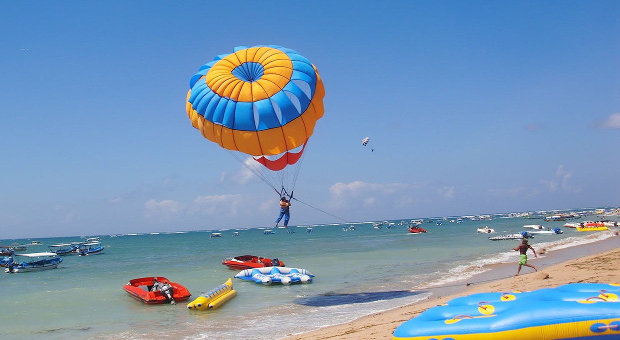 أنشطة رياضات مائية في شاطئ تانجونج بينوا في بالي