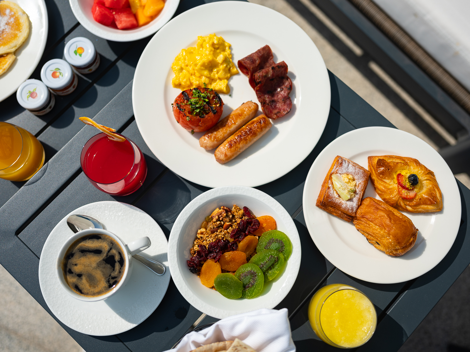 بوفيه الإفطار في مطعم أوريجن نكهات من العالم بهيلتون البحرين