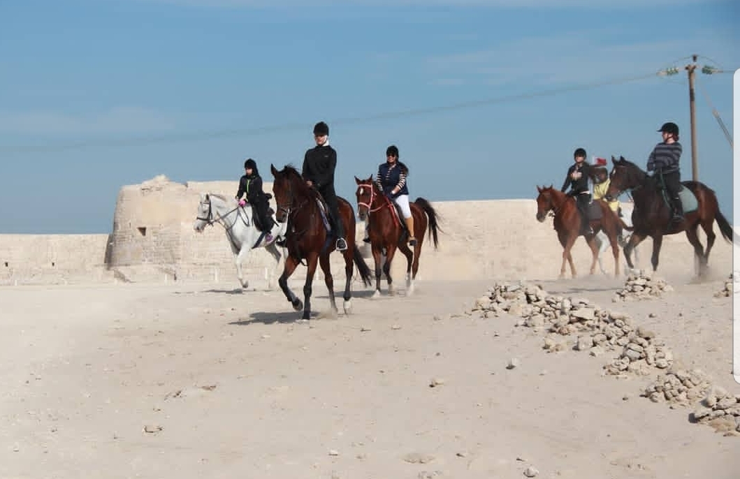 ركوب الخيل في قلعة البحرين