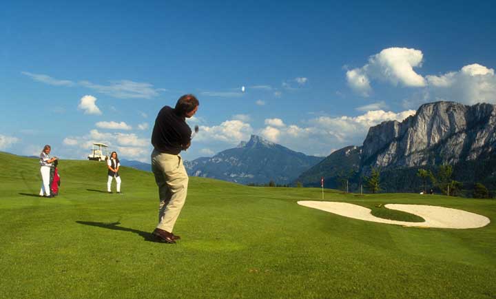 مارس رياضة الغولف لمدة 4 أيام وسط حقول النمسا