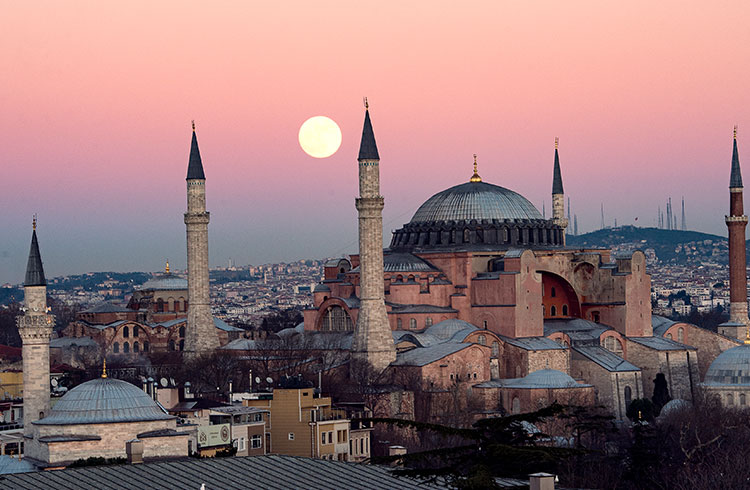 Enjoy a unique tour in Istanbul for 5 days