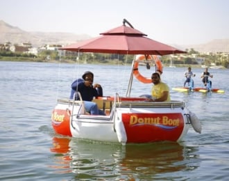 رحلة نيلية جميلة في قارب الدونتس