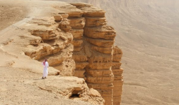 المشي لمسافات طويلة على حافة العالم في الرياض