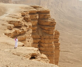 المشي لمسافات طويلة على حافة العالم في الرياض