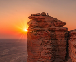 التنزه عند غروب الشمس على حافة العالم