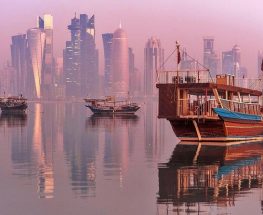 أبحر في مركب شراعي قطري تقليدي