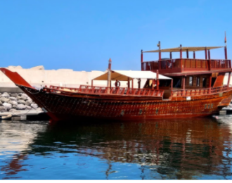 رحلة بحرية بالقارب العماني
