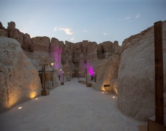 رحله الى كهف القاره