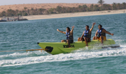 ركوب قارب البنانا في أبو ظبي
