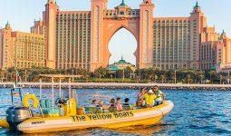جولة بالقارب الأصفر في دبي