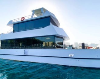 احتفل بالمناسبات الخاصة بك في المنزل العائم رويال إن