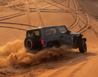 رحلة سفاري مذهلة مع سيارات رنغلر.