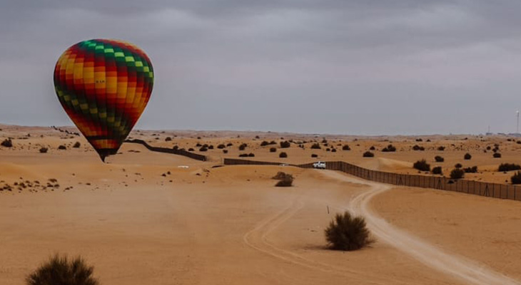 منطاد الهواء الساخن والأنشطة الصحراوية في جولة خاصة