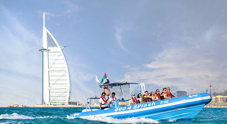 شاهد المعالم السياحية في دبي من خلال رحلة بالقارب