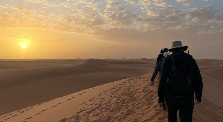 يومًا قي الرمال الحمراء مع هايكينج، التزحلق على الرمال مع باقي أنشطة الصحراء