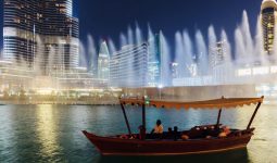 دبي: ركوب قارب عبرة لمدة 30 دقيقة في بحيرة البرج