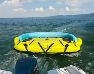 التزلج على الماء بألعاب السحب في أمواج بيتش كلوب