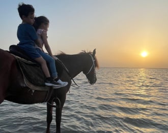 ركوب خيل على الشاطئ للأطفال مع مرشدين محترفين في جده