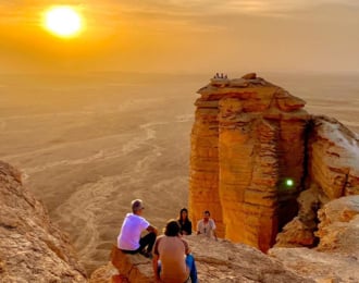 مغامرة هايكنج  إلى حافة العالم الأولي وقت غروب الشمس