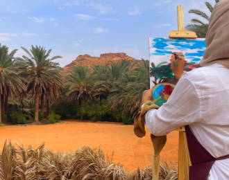 العلا: تجربة رسم في مجلس الفن والشاي