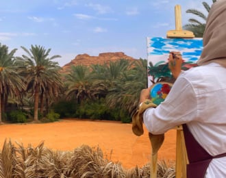 العلا: تجربة رسم في مجلس الفن والشاي