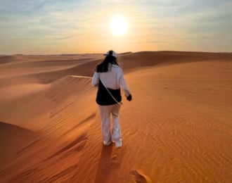 جولة هايكينج في الرمال الحمراء - كل جمعة وسبت فقط بسعر 225 ريال