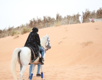 للمجموعات (3 أفراد): ركوب الخيل في المزاحمية بسعر 130 بدلاً من 150 ريال سعودي